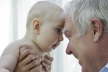Baby mit Opa